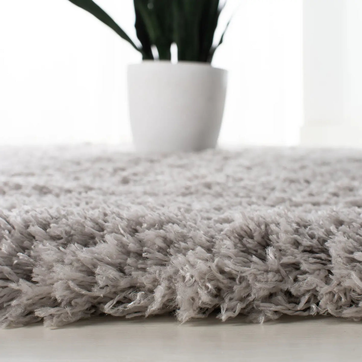 Safavieh Polar Shag 4'-0" x 6'-0" Rug in Silver