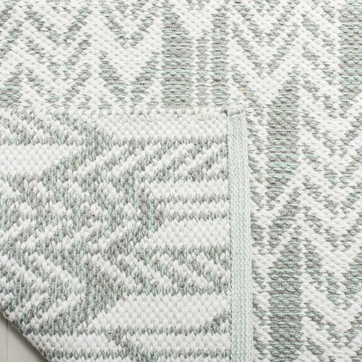 Safavieh Montauk 5'-0" x 8'-0" Rug in Light Green / Ivory