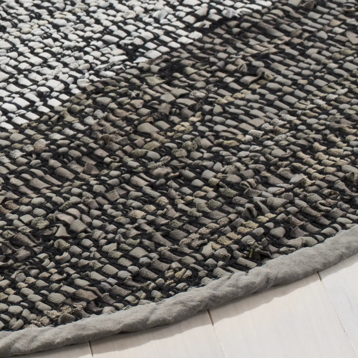 Safavieh Vintage Leather 6'-0" x 6'-0" Rug in Light Grey / Grey