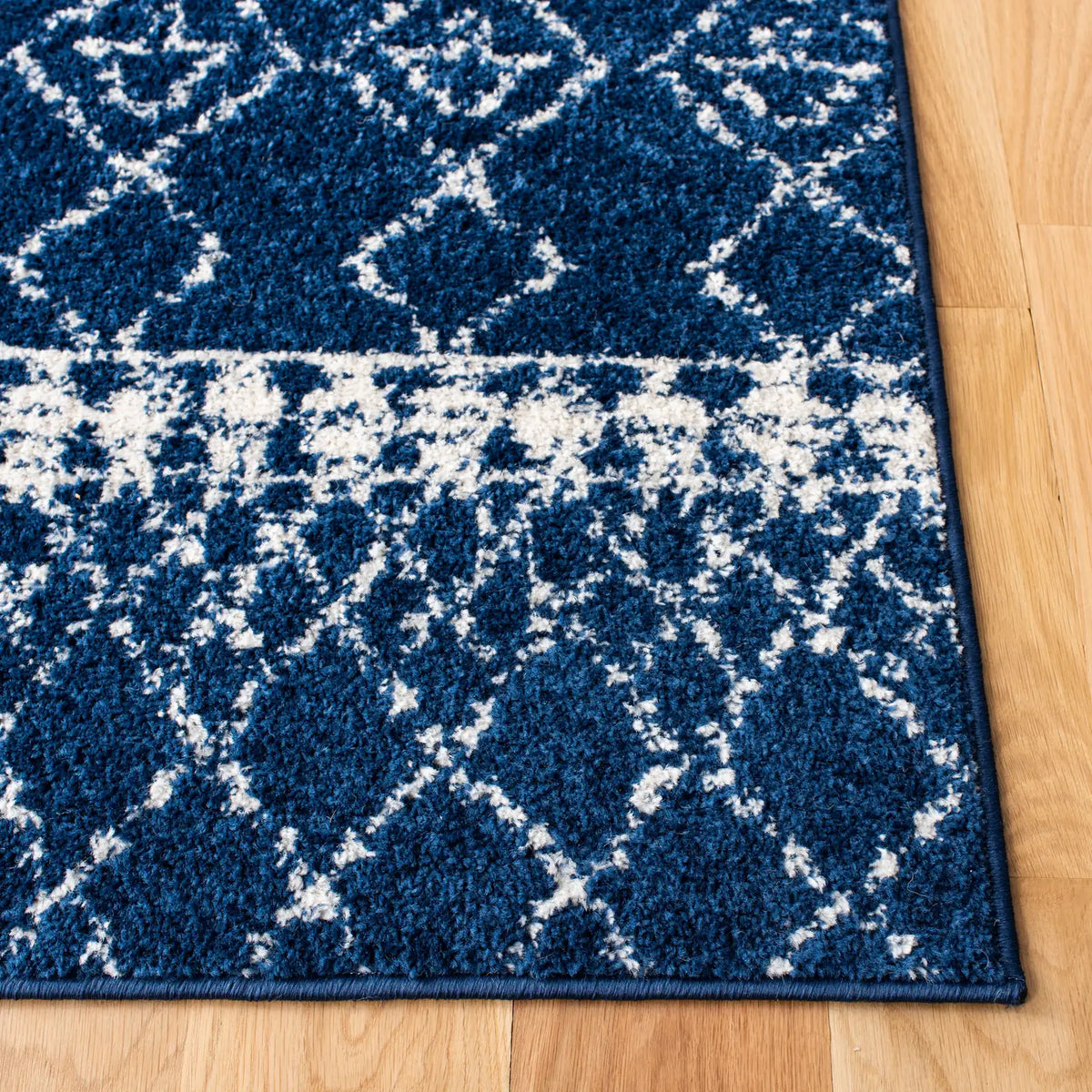 Safavieh Tulum 4'-0" x 6'-0" Rug in Navy / Ivory