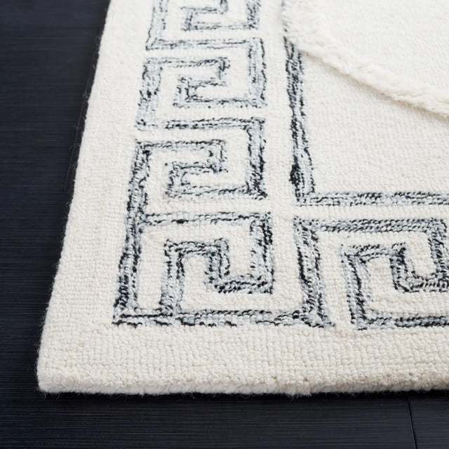 Safavieh Casablanca 4'-0" x 6'-0" Rug in Ivory / Black