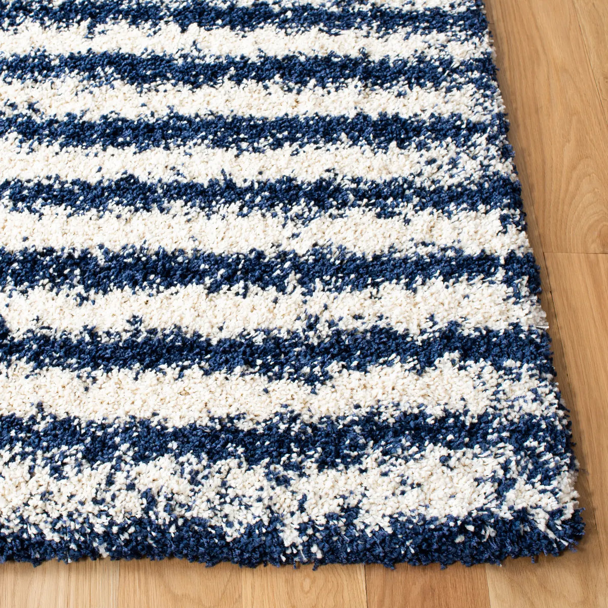 Safavieh Hudson Shag 4'-0" x 6'-0" Rug in Navy / Ivory