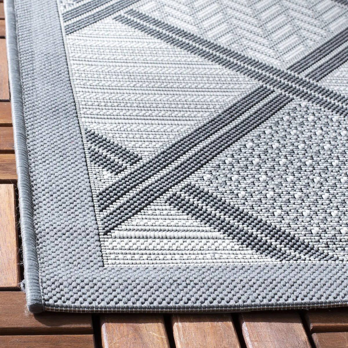 Safavieh Courtyard 4'-0" x 5'-7" Rug in Anthracite / Light Grey