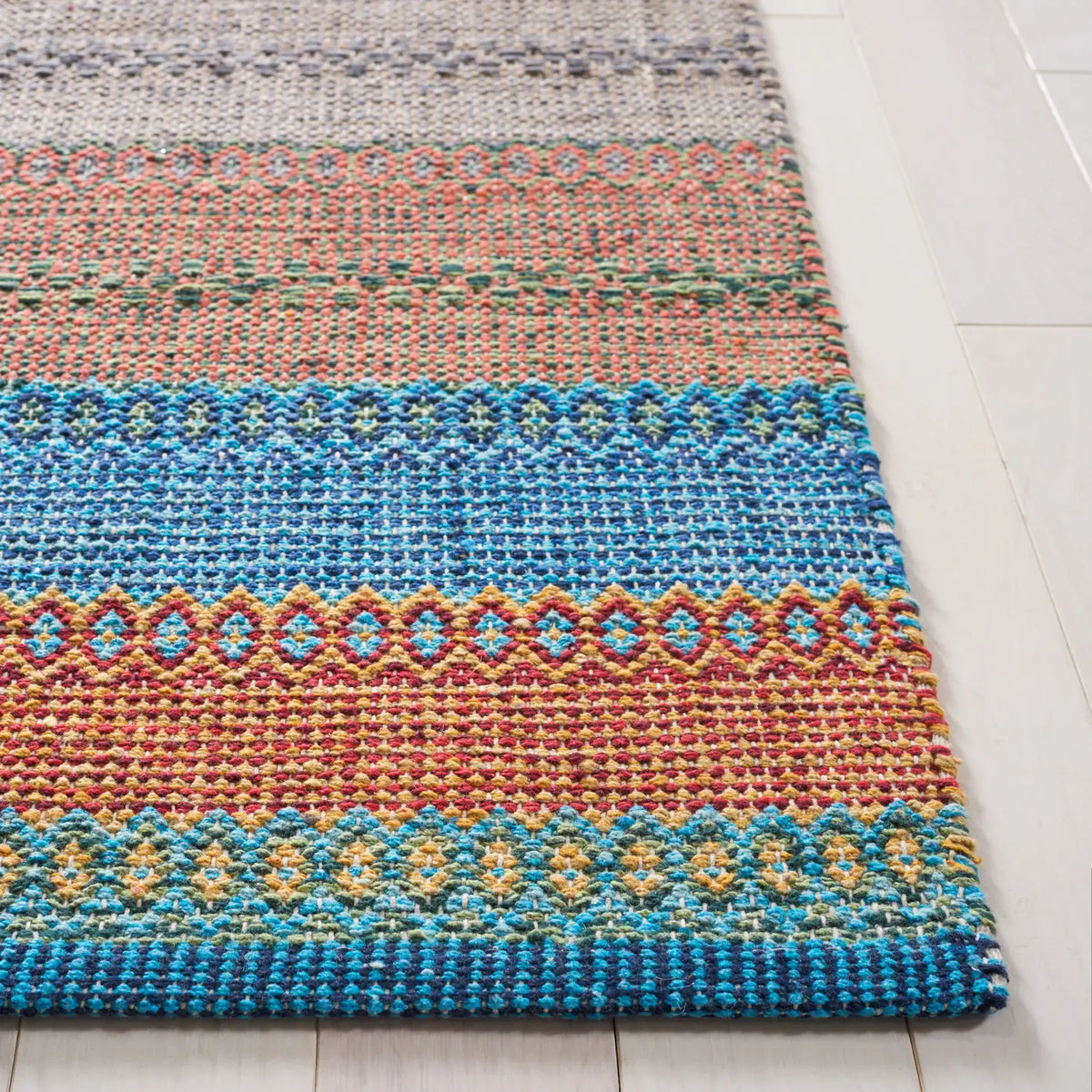 Safavieh Montauk 4'-0" x 6'-0" Rug in Blue / Grey