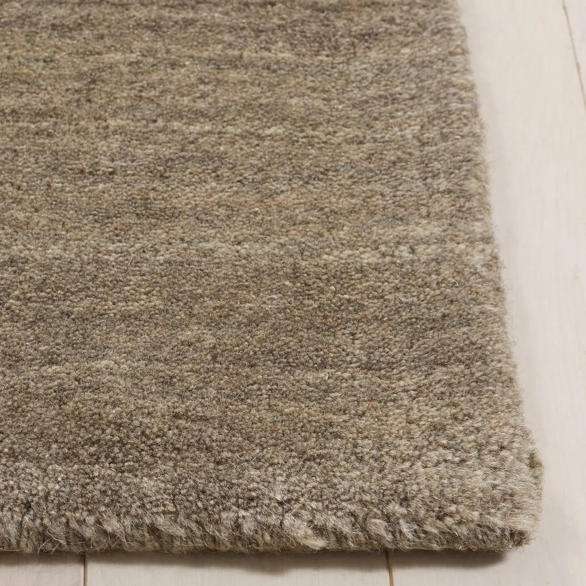 Safavieh Himalaya 5'-0" x 8'-0" Rug in Taupe