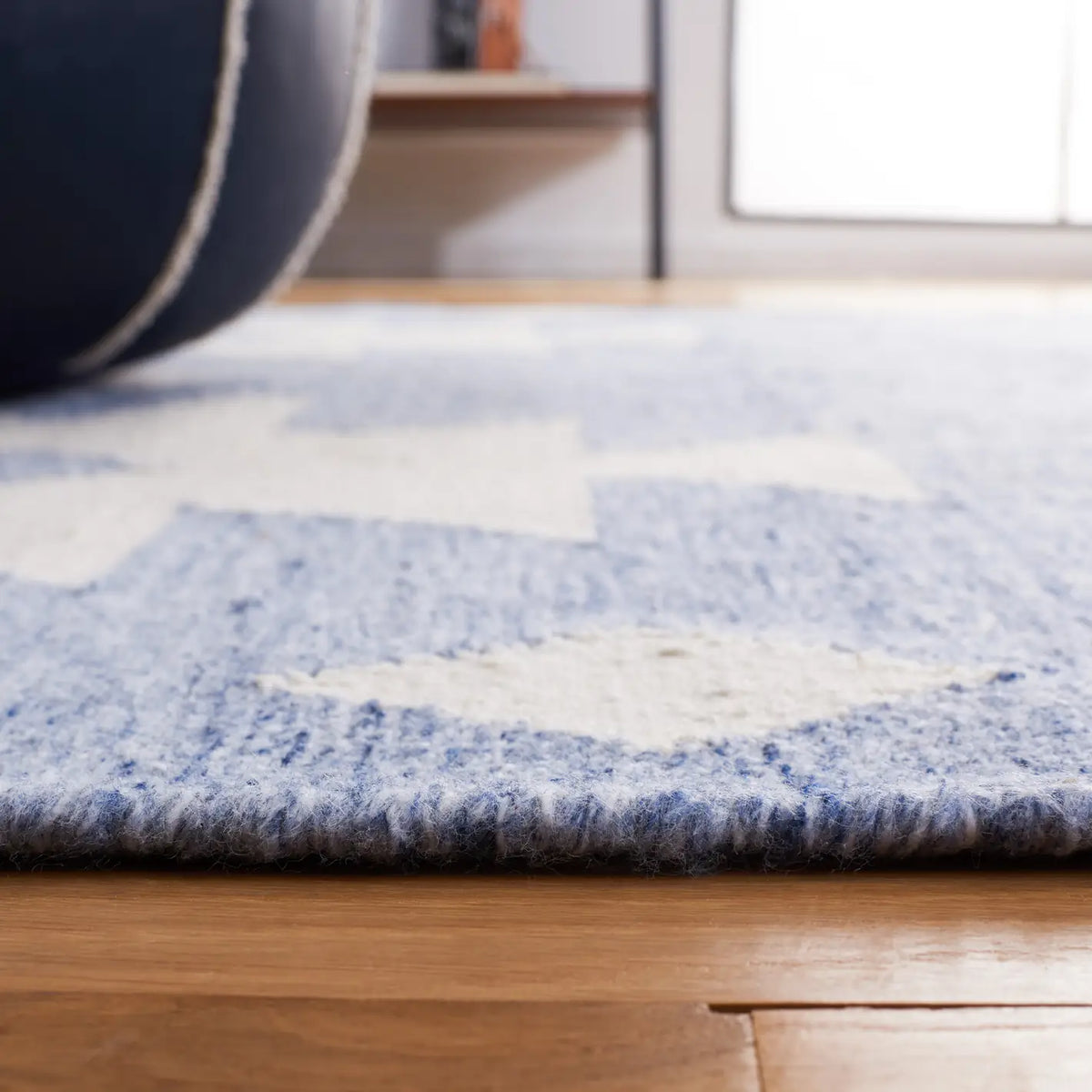 Safavieh Kilim 4'-0" x 6'-0" Rug in Blue / Ivory