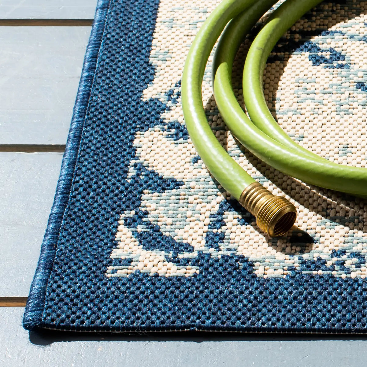 Safavieh Courtyard 4'-5" x 6'-5" Rug in Ivory / Navy