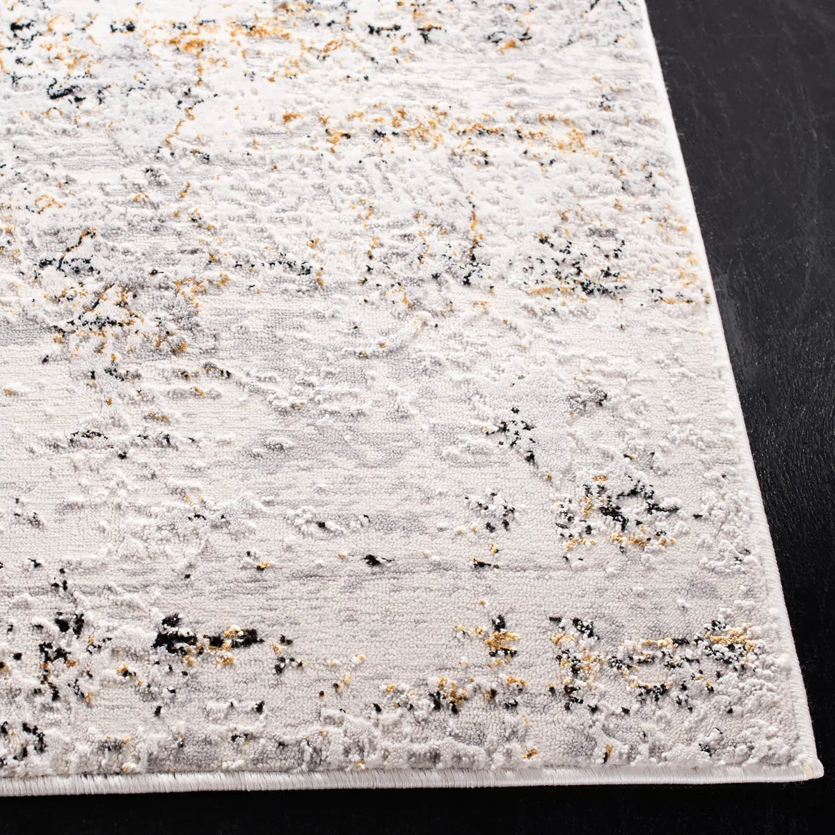 Safavieh Amalfi 4'-0" x 6'-0" Rug in Creme / Gold
