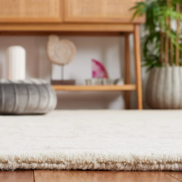 Safavieh Ebony 4'-0" x 6'-0" Rug in Pink / Ivory
