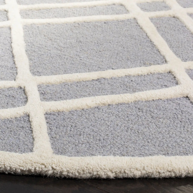 Safavieh Cambridge 6'-0" x 6'-0" Rug in Silver / Ivory
