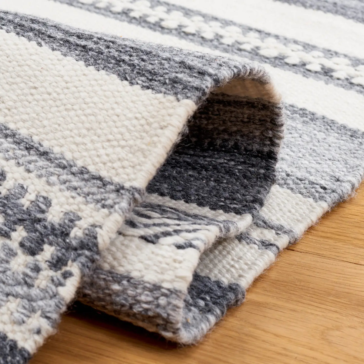 Safavieh Striped Kilim 4'-0" x 6'-0" Rug in Charcoal / Ivory