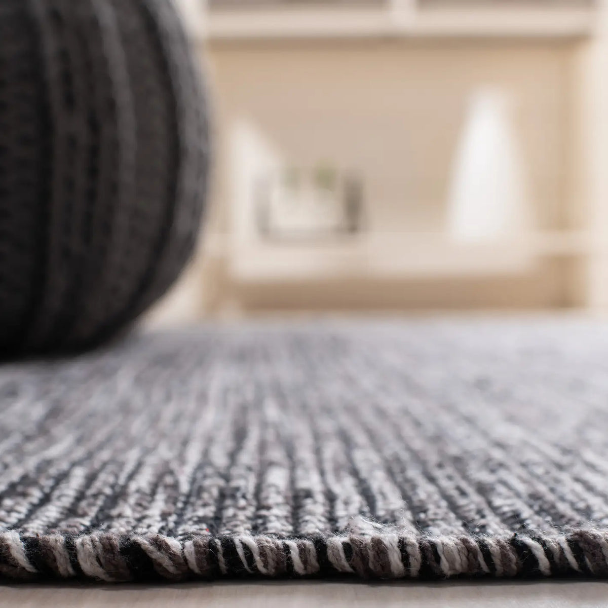 Safavieh Montauk 4'-0" x 6'-0" Rug in Charcoal / Black