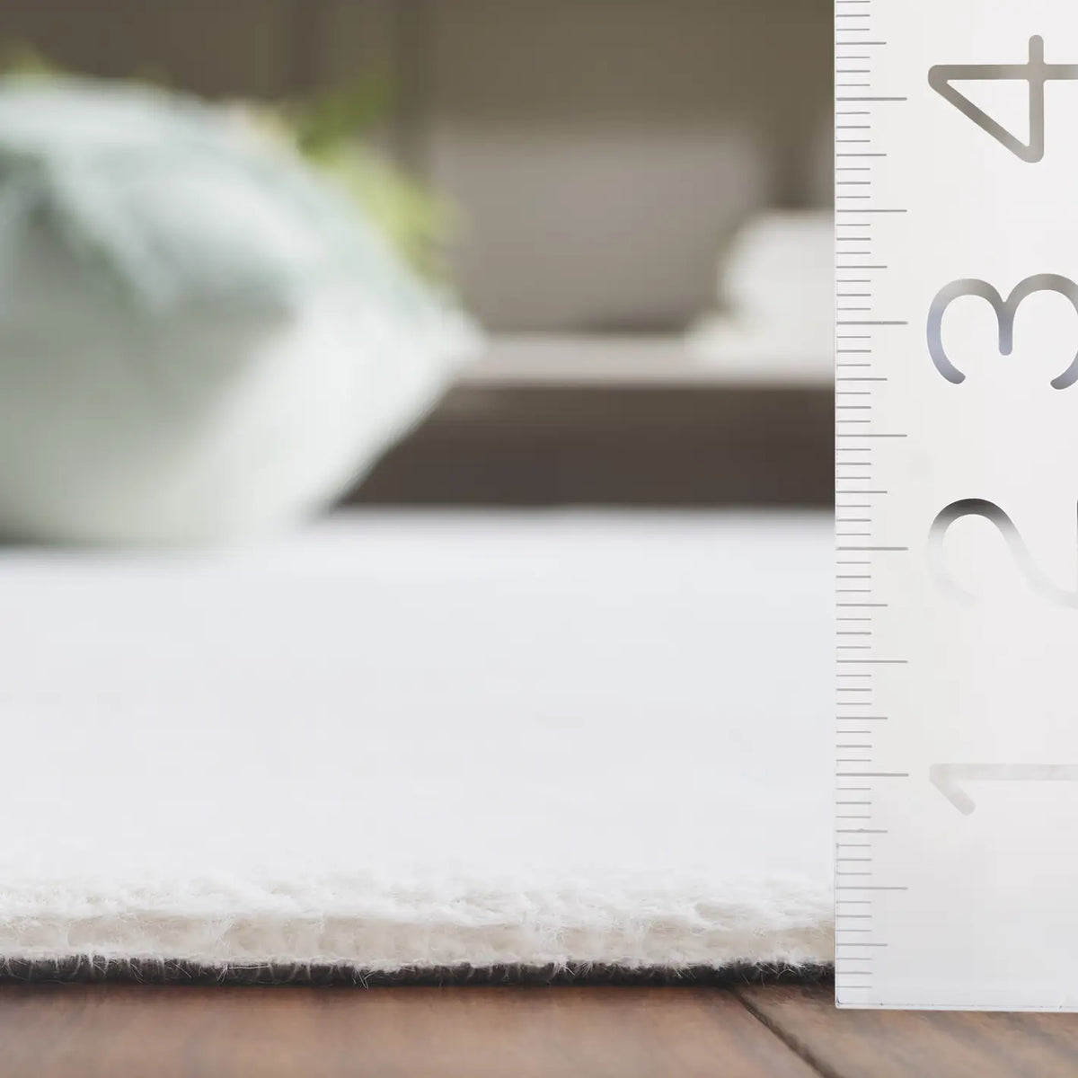 Safavieh Faux Fur Rug 5'-0" x 8'-0" Rug in Ivory
