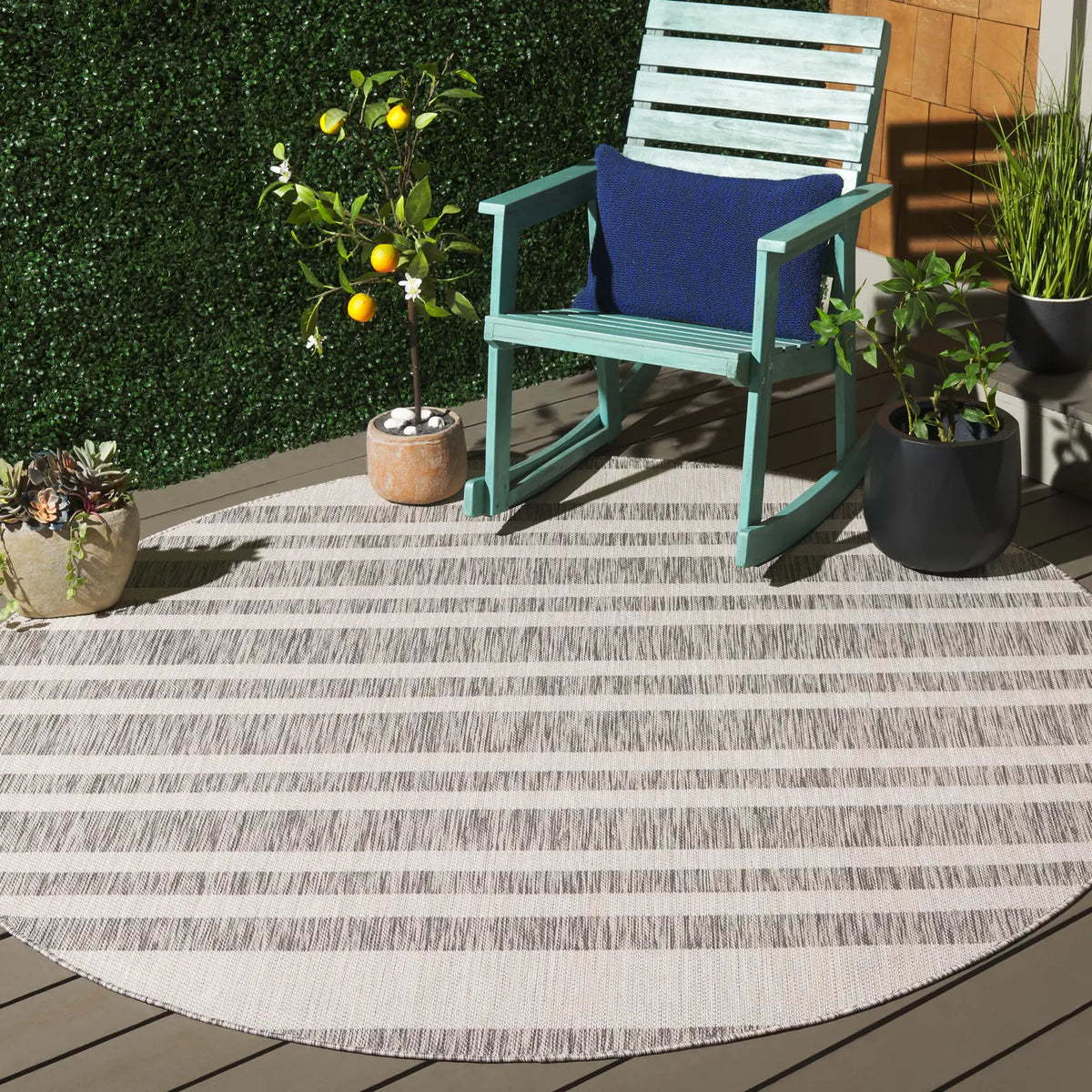 Safavieh Beach House 6'-7" x 6'-7" Rug in Grey / Ivory