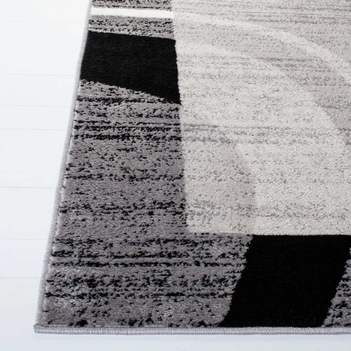 Safavieh Skyler 4'-5" x 6'-5" Rug in Grey / Red