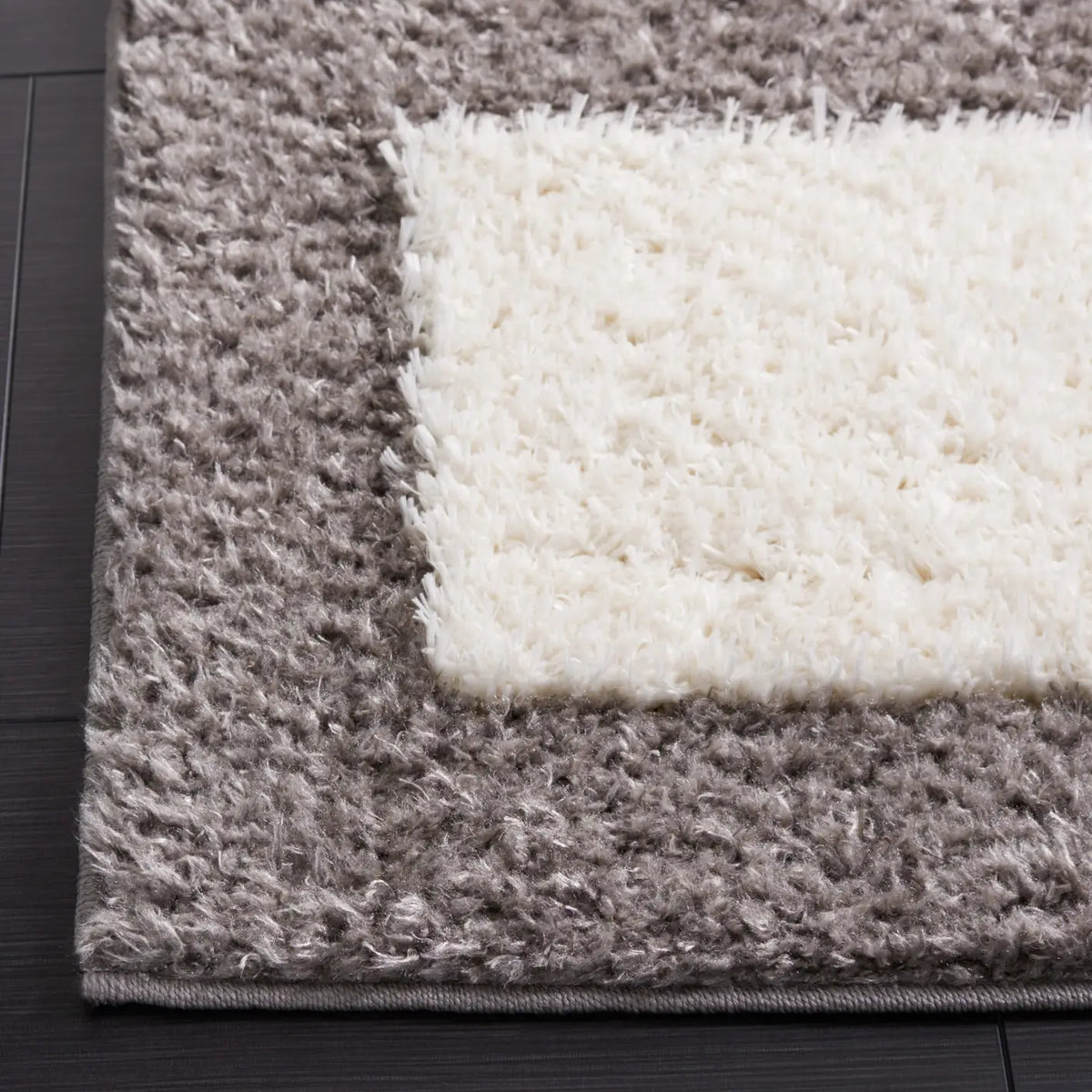 Safavieh Norway 4'-0" x 6'-0" Rug in Grey / Ivory
