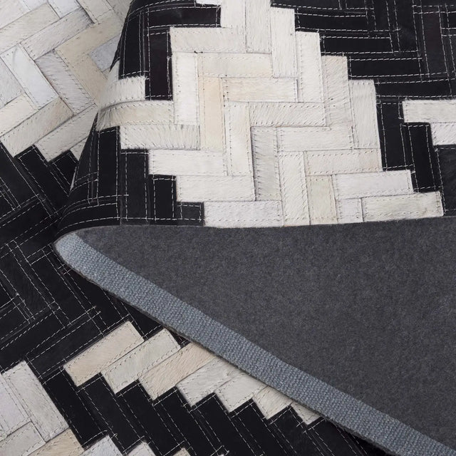 Safavieh Studio Leather 4'-0" x 6'-0" Rug in Ivory / Black