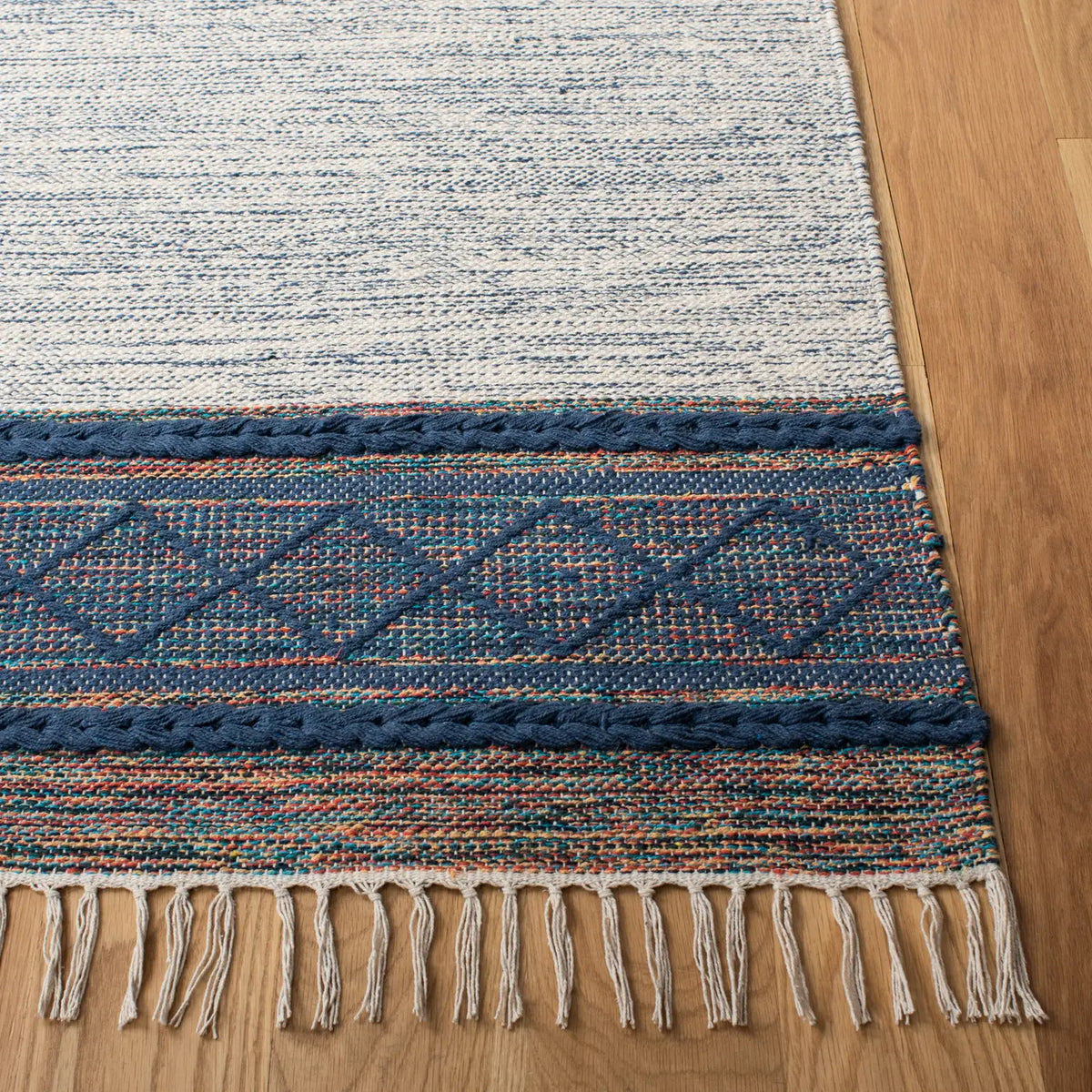 Safavieh Montauk 4'-0" x 6'-0" Rug in Navy / Beige