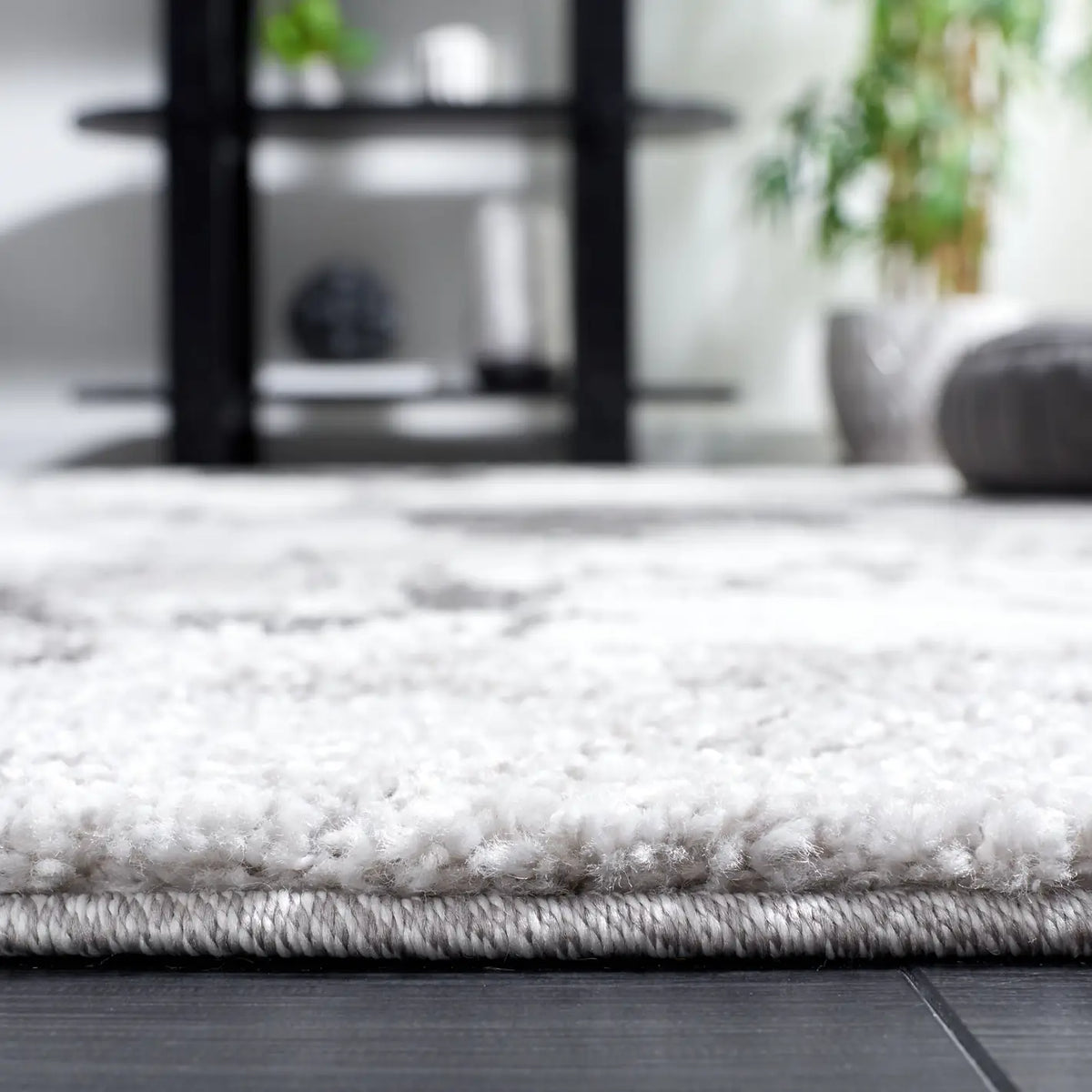 Safavieh Century 300 4'-5" x 6'-5" Rug in Grey / Ivory