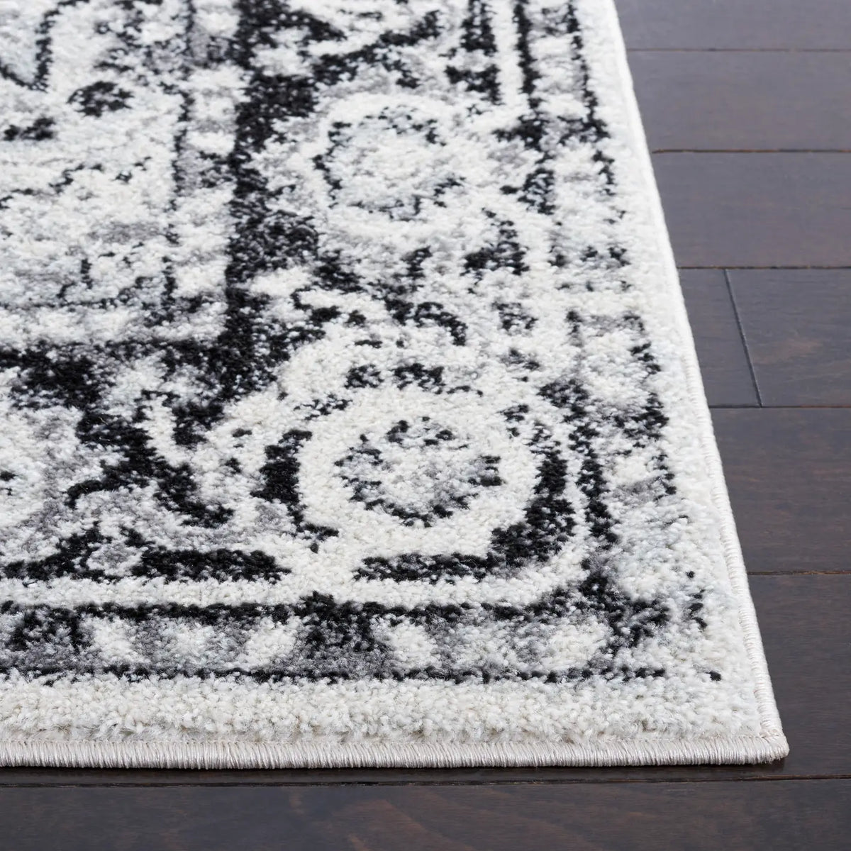 Safavieh Tulum 4'-0" x 6'-0" Rug in Ivory / Black