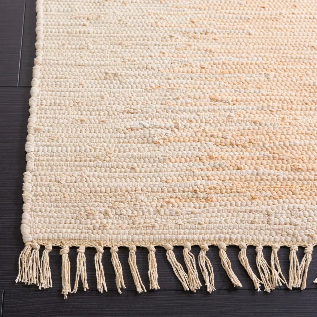 Safavieh Montauk 4'-0" x 6'-0" Rug in Ivory