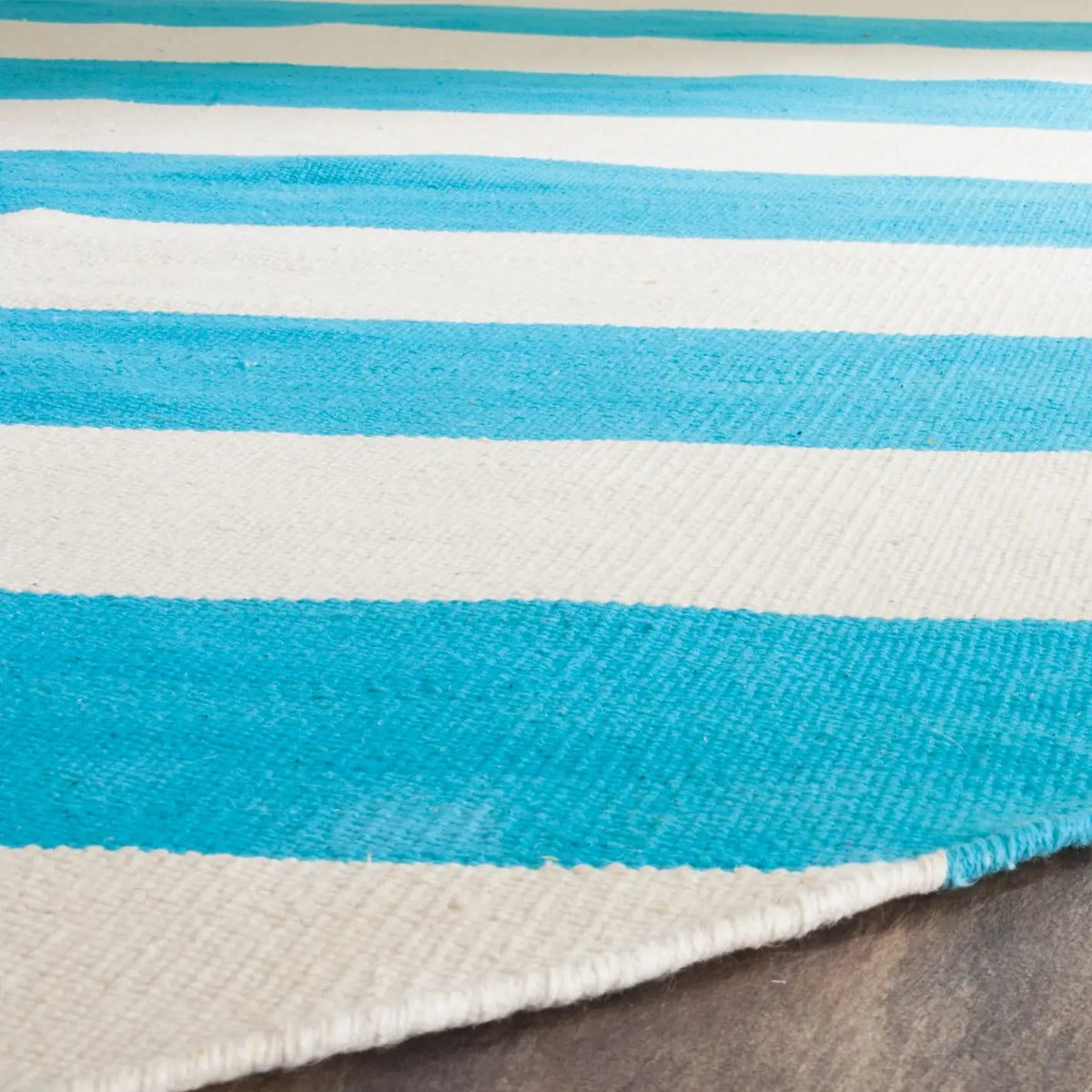 Safavieh Montauk 6'-0" x 6'-0" Rug in Turquoise / Ivory