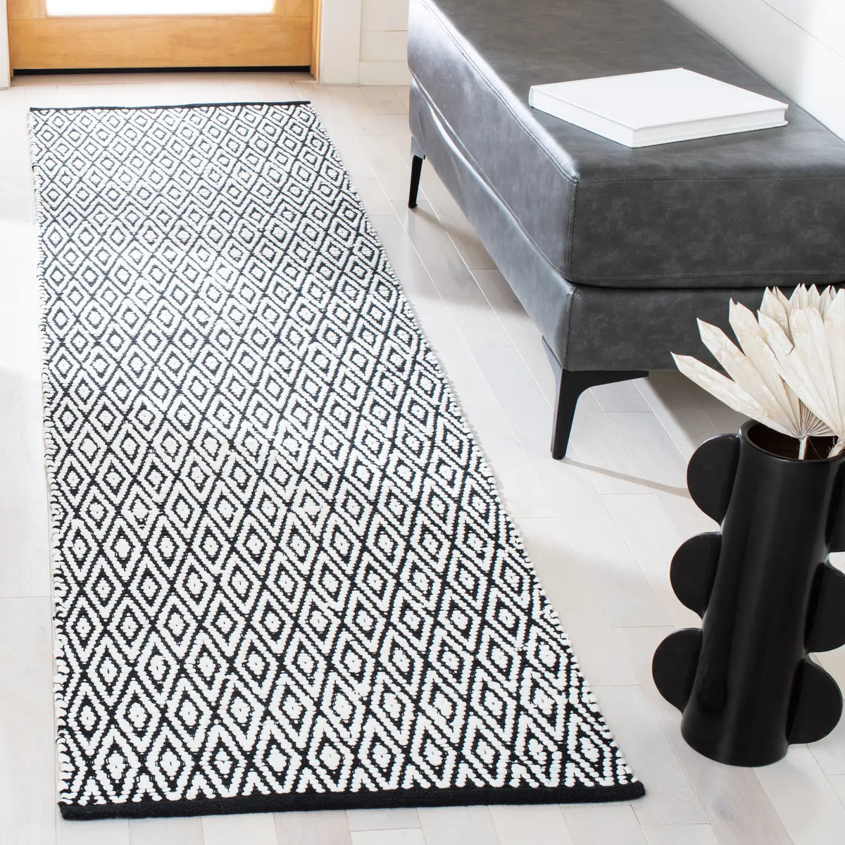 Safavieh Montauk 2'-3" x 9'-0" Rug in Ivory / Black