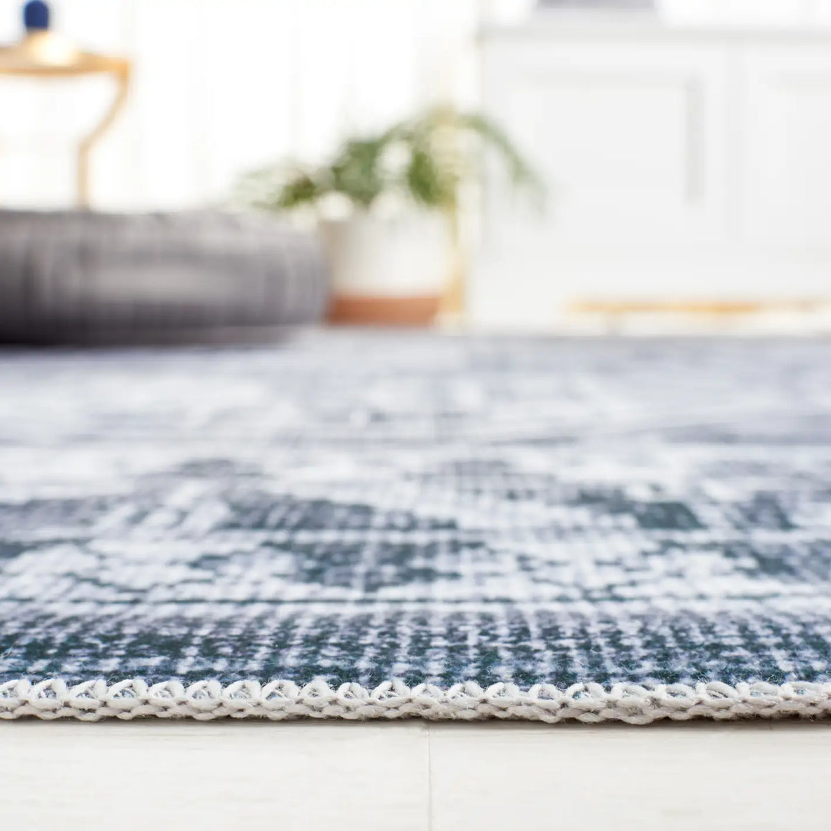 Safavieh Arizona 4'-0" x 6'-0" Rug in Grey Green / Ivory