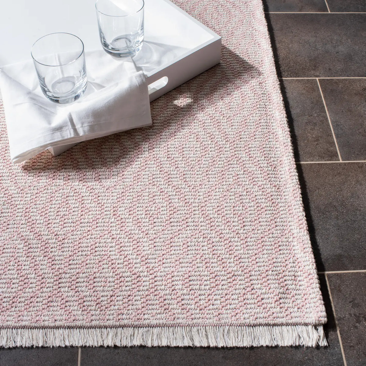 Safavieh Augustine 4'-5" x 6'-5" Rug in Pink / Ivory