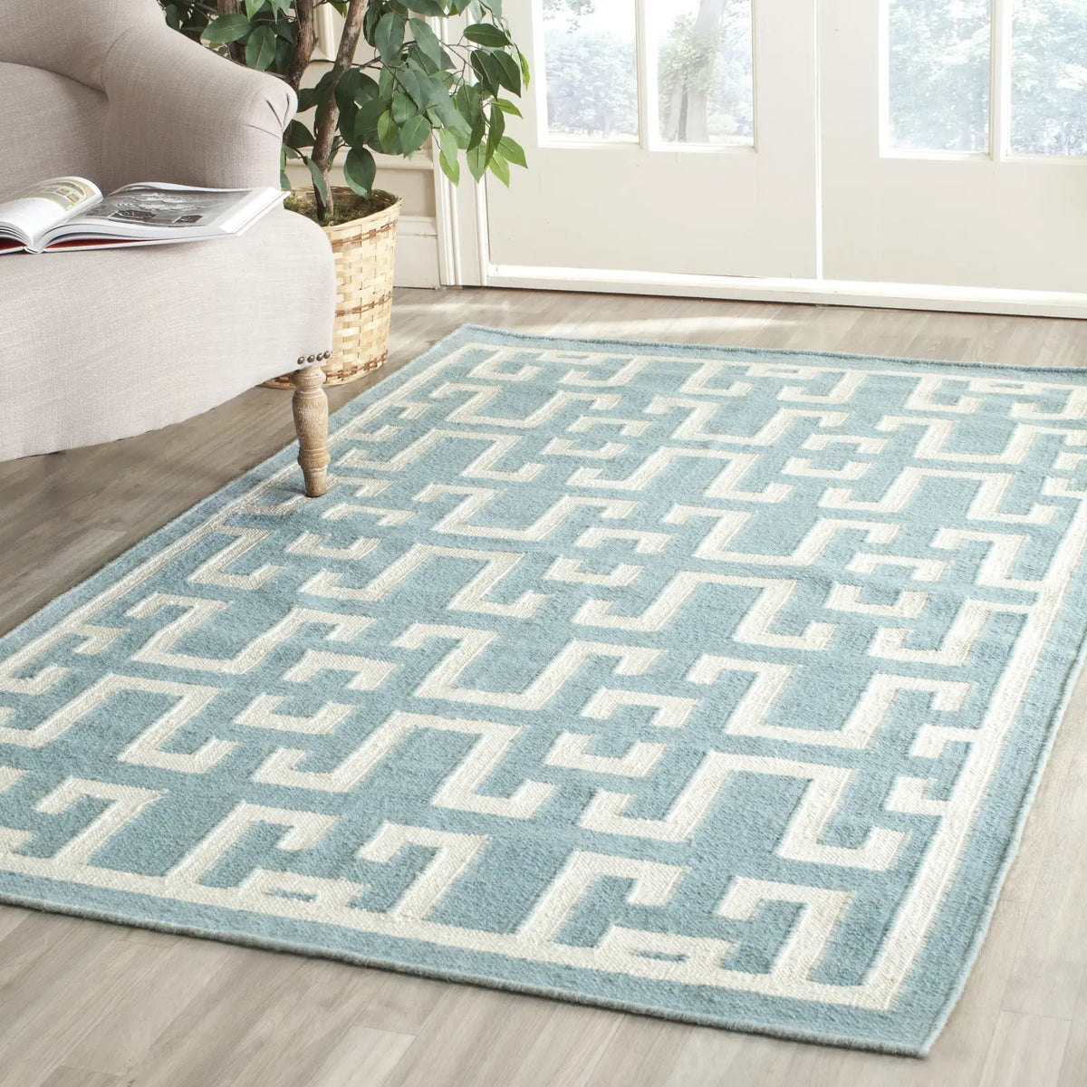 Safavieh Dhurries 4'-0" x 6'-0" Rug in Seafoam / Ivory