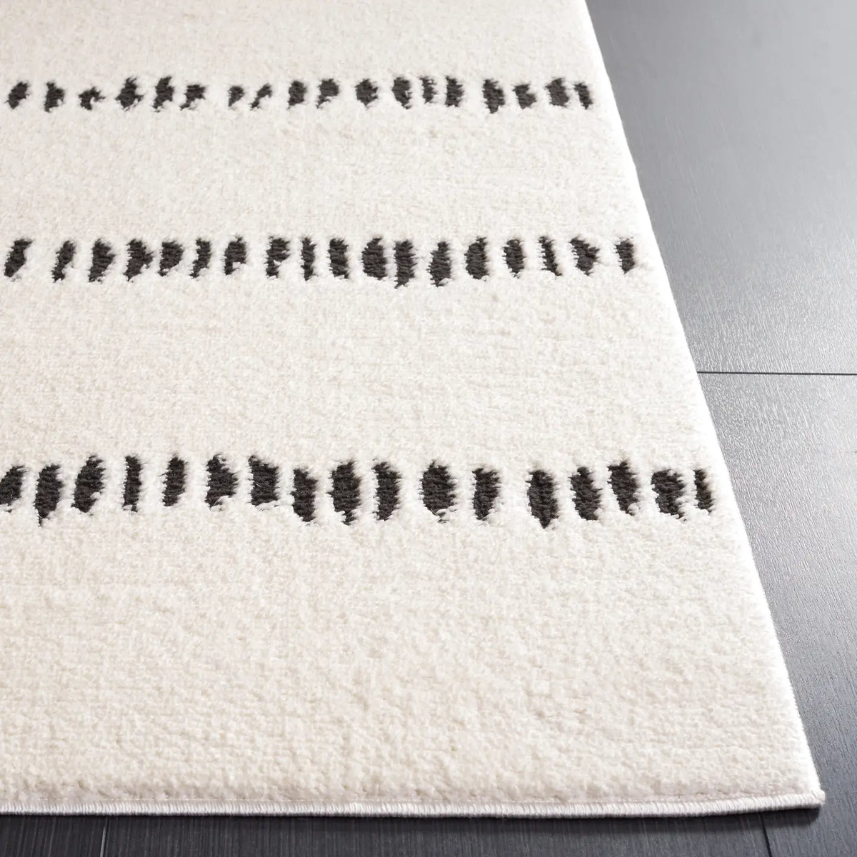 Safavieh Melody 4'-0" x 6'-0" Rug in Ivory / Black