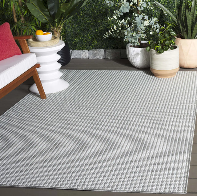 Safavieh Terrace 800 4'-0" x 6'-0" Rug in Grey / Ivory