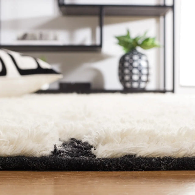Safavieh Casablanca 4'-0" x 6'-0" Rug in Black / Ivory