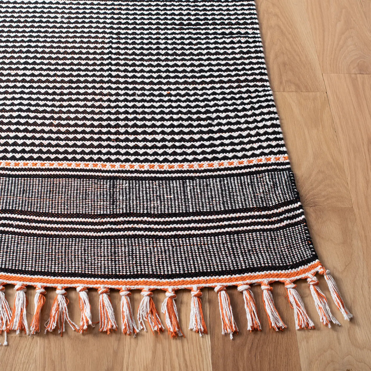 Safavieh Montauk 5'-0" x 8'-0" Rug in Orange / Multi