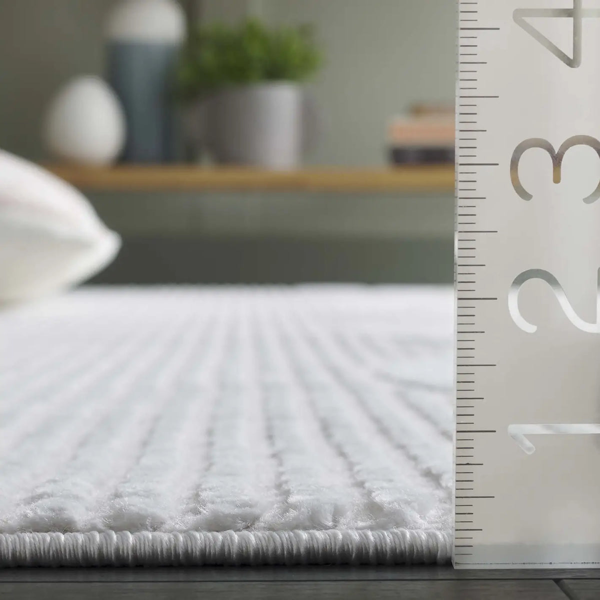 Safavieh Saylor 100 5'-5" x 7'-7" Rug in Ivory