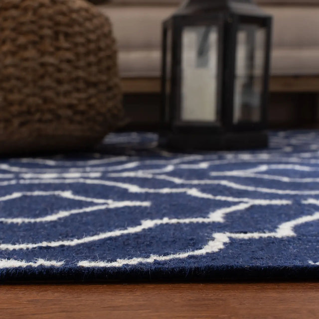 Safavieh Dhurries 4'-0" x 6'-0" Rug in Navy / Ivory