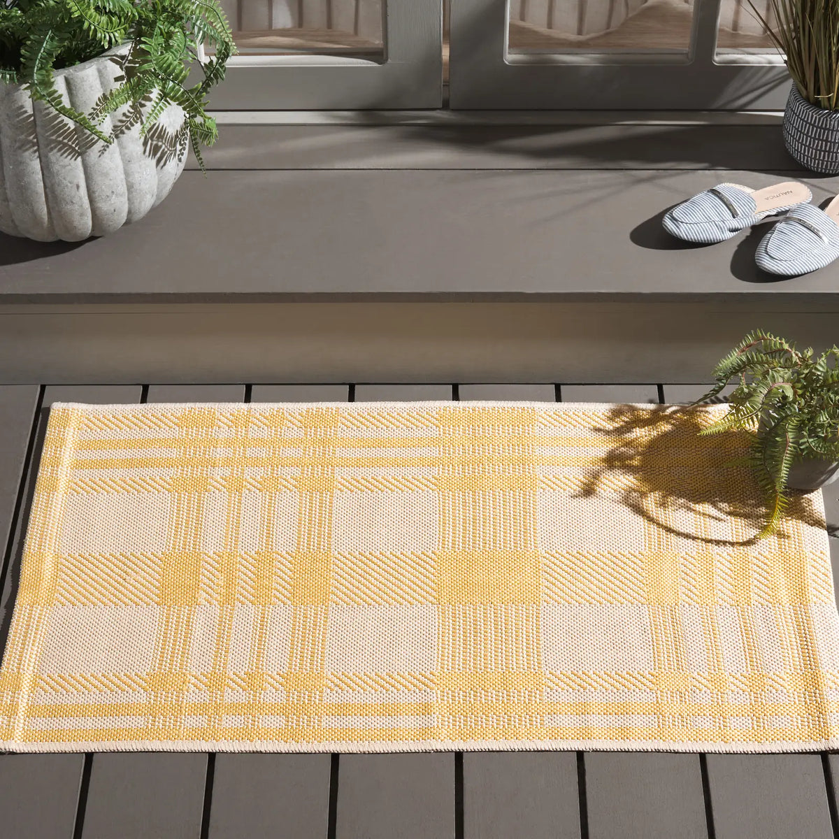 Safavieh Courtyard 2'-0" x 3'-7" Rug in Gold / Beige