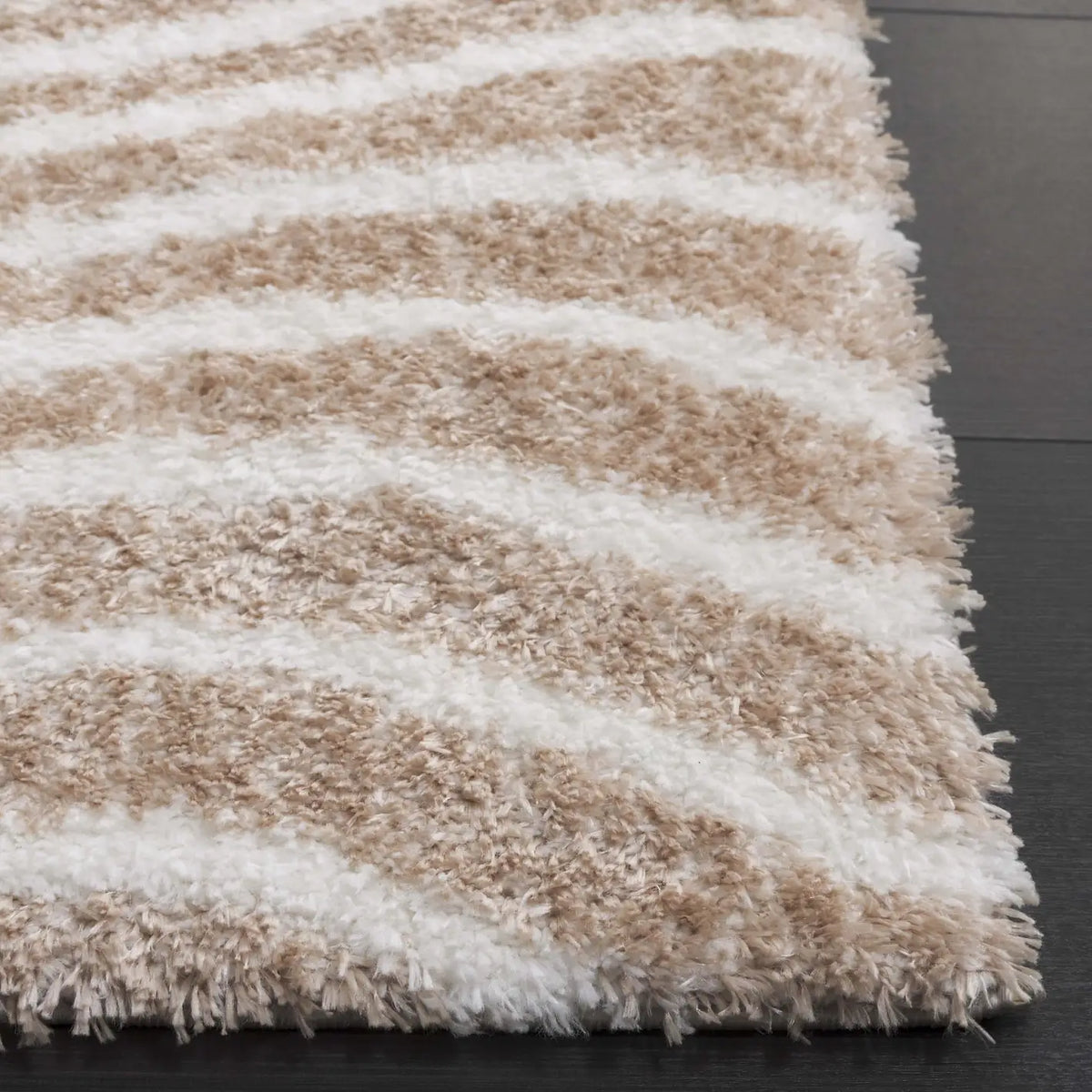 Safavieh Tahoe Shag 4'-0" x 6'-0" Rug in Gold / Ivory