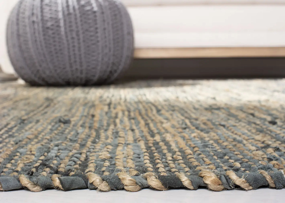 Safavieh Vintage Leather 4'-0" x 6'-0" Rug in Grey