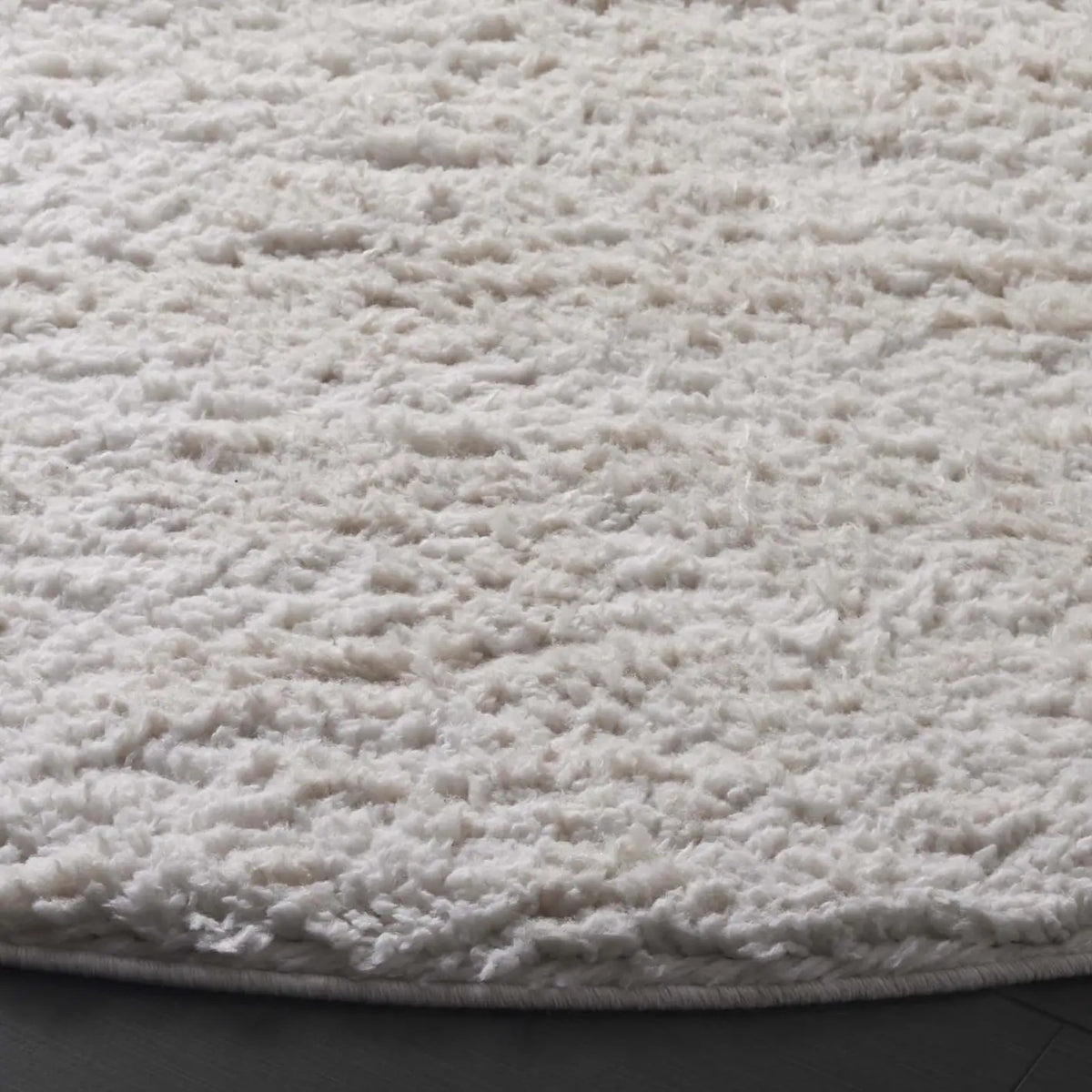 Safavieh Rumi Shag 6'-7" x 6'-7" Rug in Ivory / Light Beige
