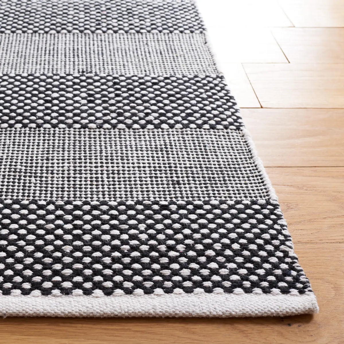 Safavieh Striped Kilim 4'-0" x 6'-0" Rug in Ivory / Black