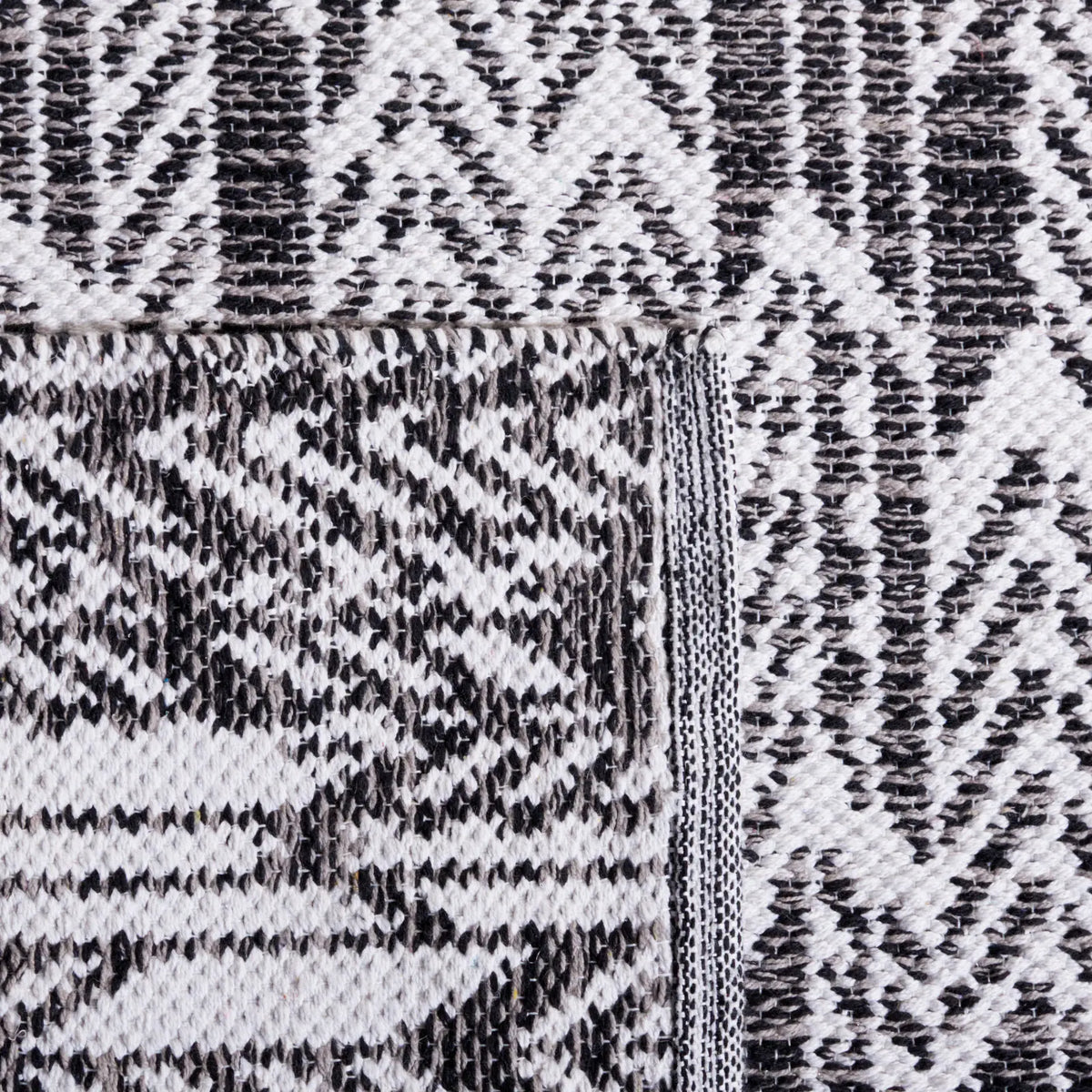 Safavieh Montauk 5'-0" x 8'-0" Rug in Black / Ivory