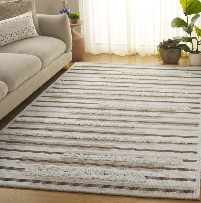 Safavieh Kenya 4'-0" x 6'-0" Rug in Beige / Ivory
