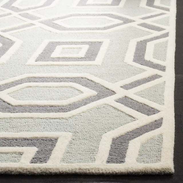 Safavieh Cambridge 5'-0" x 8'-0" Rug in Grey / Ivory