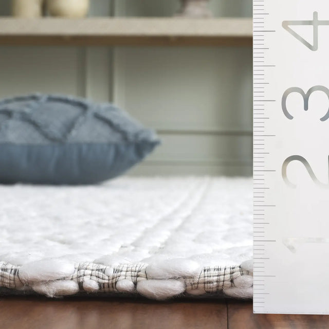 Safavieh Marbella 2'-3" x 8'-0" Rug in Ivory