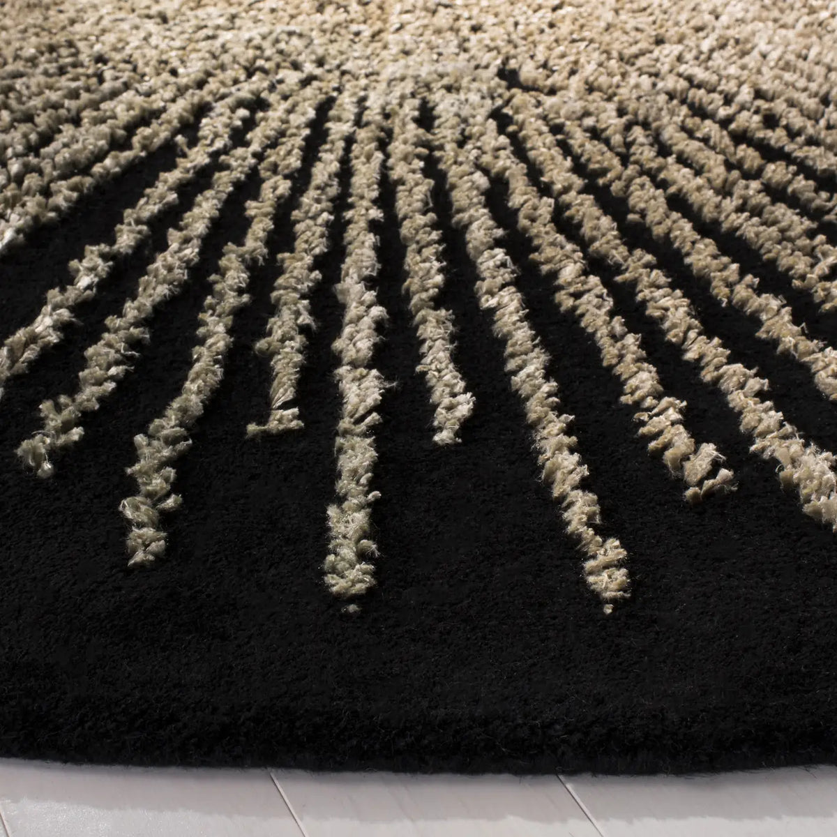 Safavieh Soho 6'-0" x 6'-0" Rug in Black / Beige