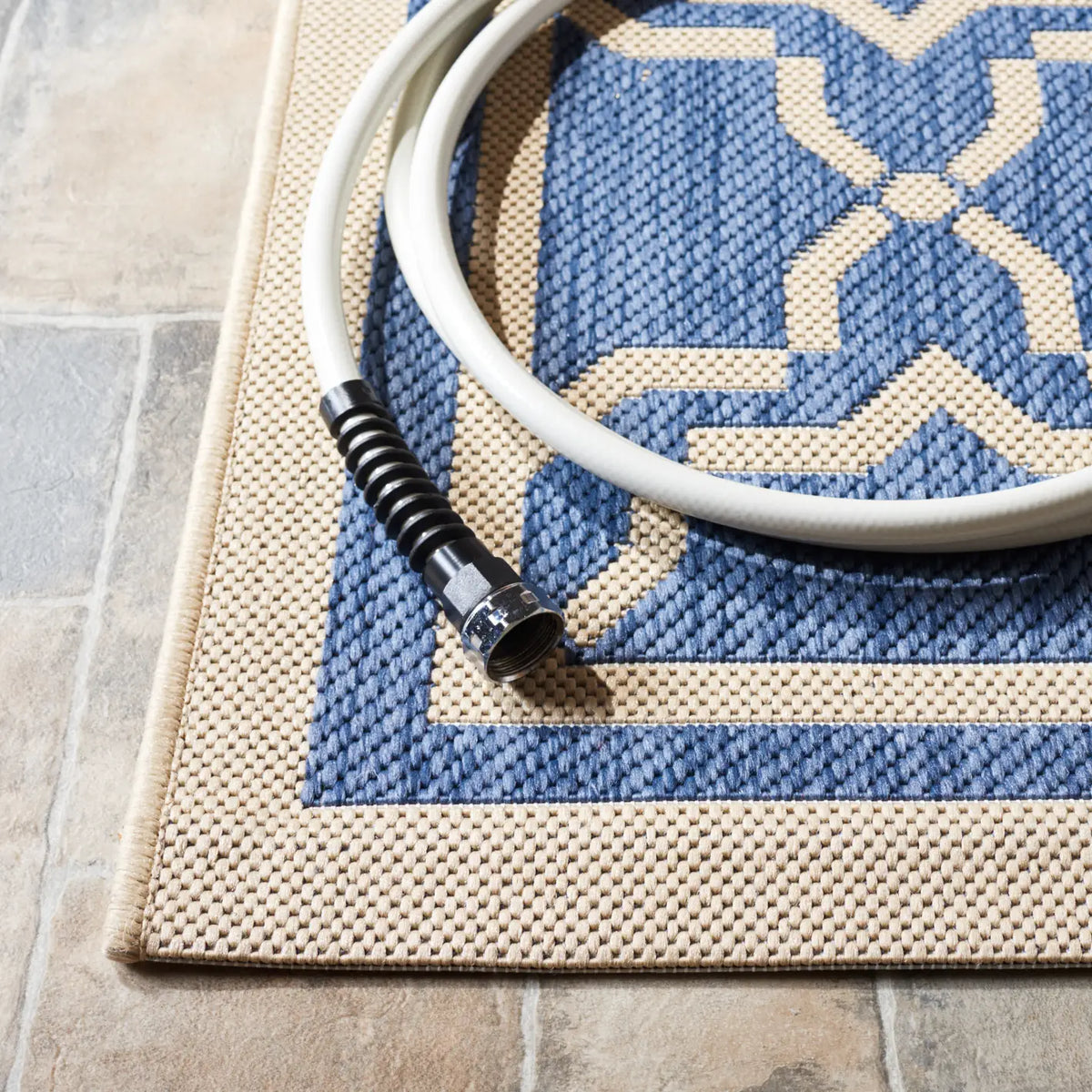 Safavieh Courtyard 4'-0" x 5'-7" Rug in Blue / Beige