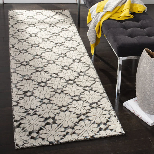 Safavieh Martha Stewart 2'-3" x 8'-0" Rug in Ivory / Black
