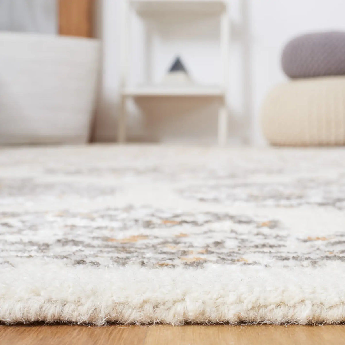 Safavieh Artistry 600 5'-0" x 8'-0" Rug in Ivory / Gold
