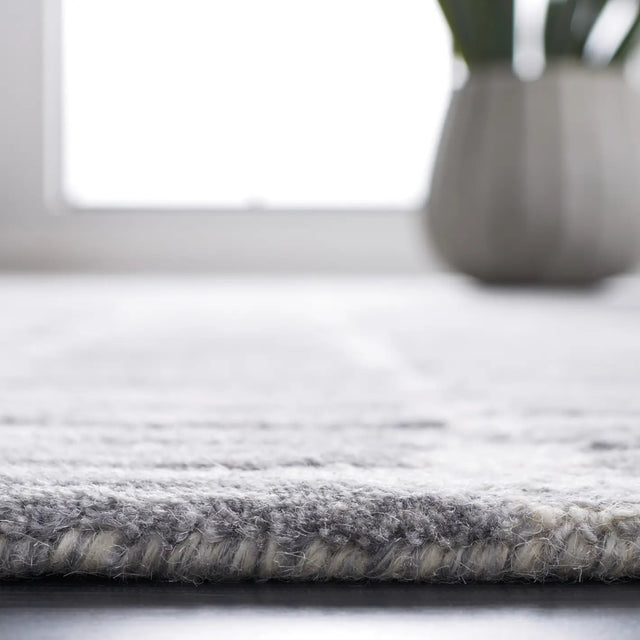 Safavieh Metro 4'-0" x 6'-0" Rug in Silver / Grey